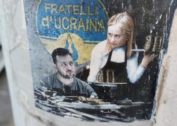 Meloni e Zelensky circondati dalle armi, a Cagliari migliaia di adesivi col logo “Fratelli d’Ucraina”