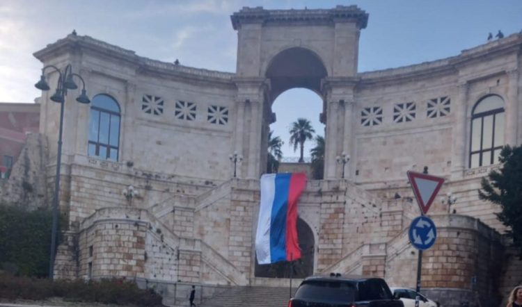 A Cagliari sventola la bandiera della Russia in risposta a Europa Radicale