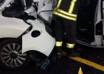 Grave incidente sulla 131 dcn: 4 feriti di cui tre estratti dalle lamiere