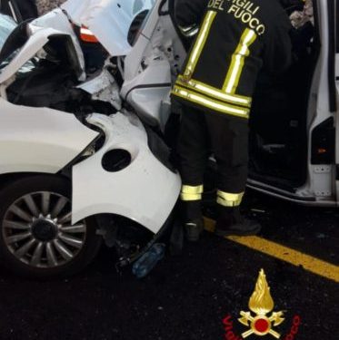 Grave incidente sulla 131 dcn: 4 feriti di cui tre estratti dalle lamiere