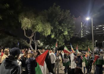 Ospedali illuminati per Gaza, in migliaia fuori dagli ospedali in Sardegna