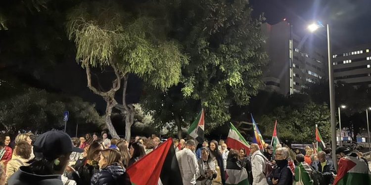 Ospedali illuminati per Gaza, in migliaia fuori dagli ospedali in Sardegna