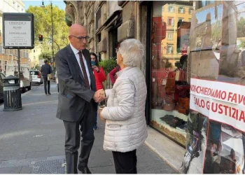 70enne sotto sfratto si ‘accampa’ davanti a ministero via Arenula, Sisto la incontra: “Verifiche sul caso”