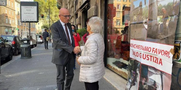70enne sotto sfratto si ‘accampa’ davanti a ministero via Arenula, Sisto la incontra: “Verifiche sul caso”