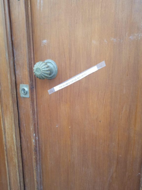 Cagliari, grave provocazione sionista contro famiglia che espone bandiera palestinese