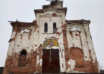 Donetsk, dopo 11 anni di guerra torna al suo posto l’icona principale del monastero Iversky, alle porte della città