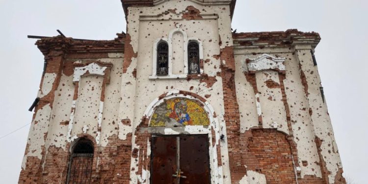 Donetsk, dopo 11 anni di guerra torna al suo posto l’icona principale del monastero Iversky, alle porte della città