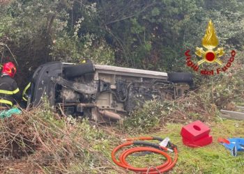 Con furgone finiscono fuori strada: una persona in gravi condizioni a Padru