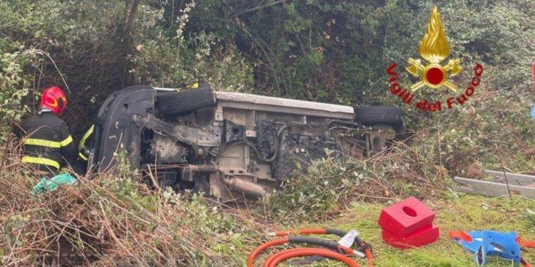 Con furgone finiscono fuori strada: una persona in gravi condizioni a Padru