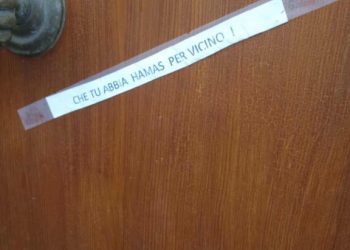 Cagliari, grave provocazione sionista contro famiglia che espone bandiera palestinese