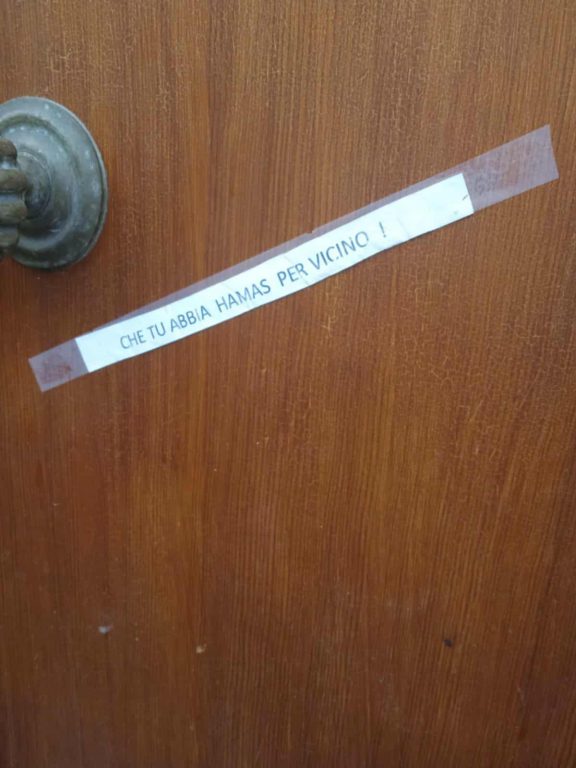 Cagliari, grave provocazione sionista contro famiglia che espone bandiera palestinese