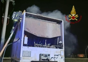Villamar, in fiamme container compattatore
