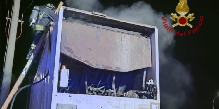 Villamar, in fiamme container compattatore