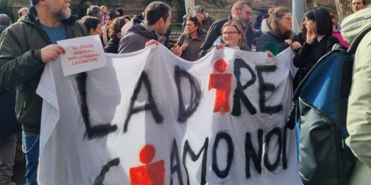 Giornalisti della Dire in sciopero, il Cdr: «Stipendi a rate e non garantiti, ora basta»