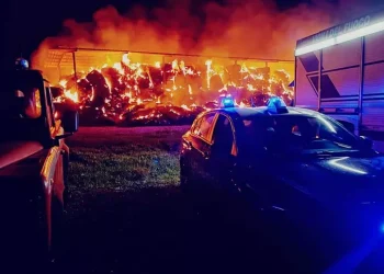 Incendio distrugge deposito di balle di fieno a Sestu