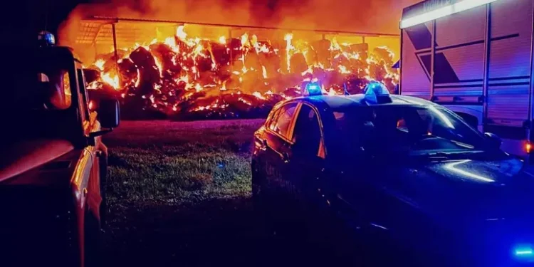 Incendio distrugge deposito di balle di fieno a Sestu