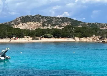 Sbarcano sulla Spiaggia rosa a Budelli, multati due turisti