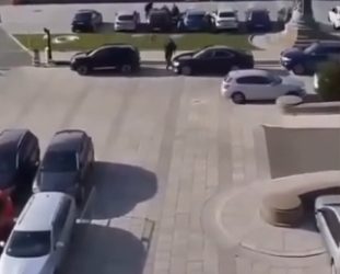 Serbia, attacco terroristico davanti al Parlamento: colpi di pistola e fiamme in pieno giorno