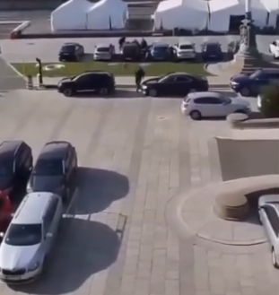 Serbia, attacco terroristico davanti al Parlamento: colpi di pistola e fiamme in pieno giorno