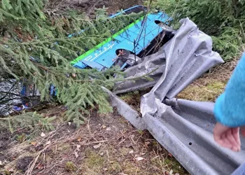 Uno scuolabus esce di strada e finisce in un torrente, 5 feriti