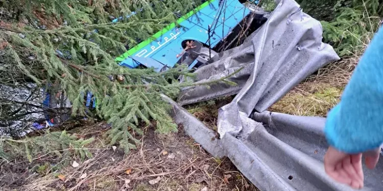 Uno scuolabus esce di strada e finisce in un torrente, 5 feriti