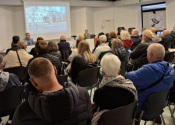Sala comunale esaurita a Sarzana per l’incontro sul Donbass: sconfitta la censura