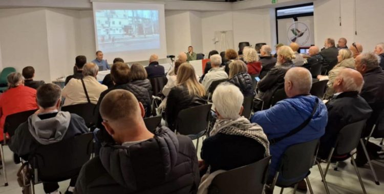 Sala comunale esaurita a Sarzana per l’incontro sul Donbass: sconfitta la censura