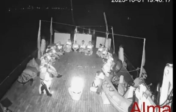 Flotilla davanti allo sbarramento israeliano, è arrivato lo stop: abbordate alcune navi – VIDEO