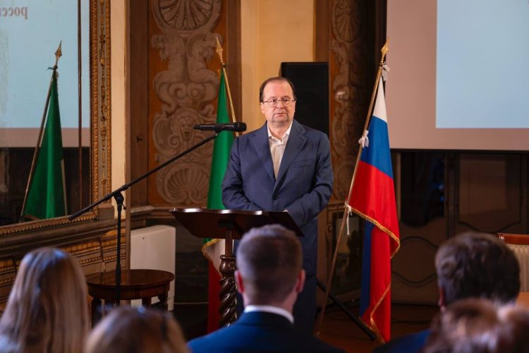 Roma, incontro delle Associazioni russe con l’Ambasciatore Paramonov: regalato il libro “La Spiga nell’occhio”