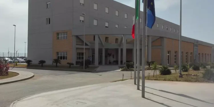 Detenuto tenta di strangolare agente in carcere a Cagliari: denuncia del Sappe