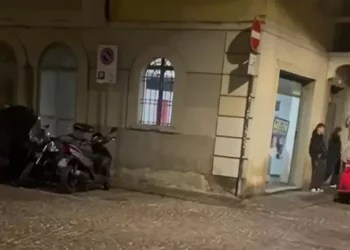 Cori fascisti nella sede di Fratelli d’Italia, commissariata Gioventù nazionale a Parma