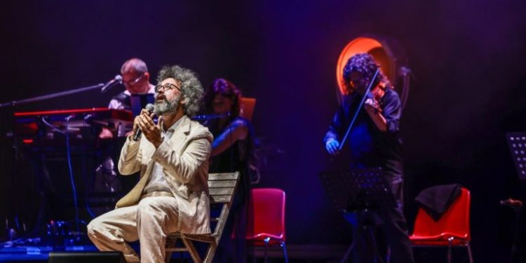 Simone Cristicchi nei teatri: ultimi appuntamenti con Dalle Tenebre alla Luce