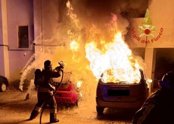 Paura nella notte a Quartu, auto in fiamme in via Oslo