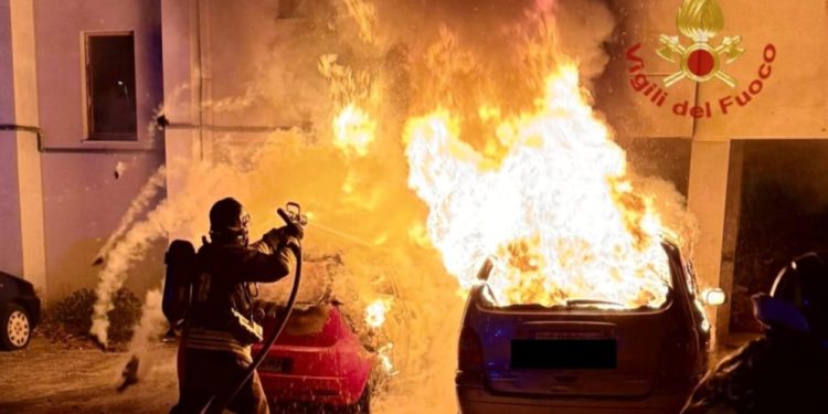Paura nella notte a Quartu, auto in fiamme in via Oslo