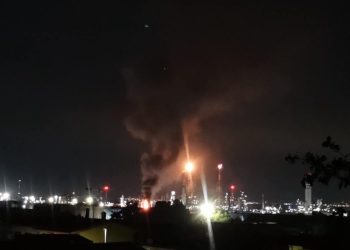 Notti di fuoco e miasmi dalle torce della raffineria a Sarroch