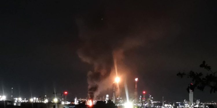Notti di fuoco e miasmi dalle torce della raffineria a Sarroch