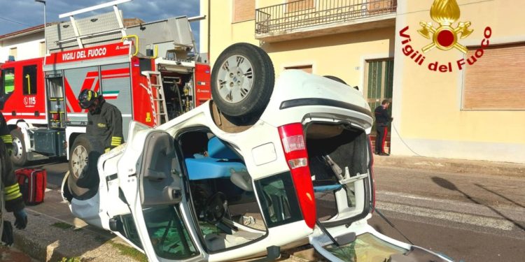 Scontro tra due auto a Ghilarza: donna estratta dalle lamiere