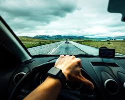 Patente, l’Ue rivoluziona le regole: guida a 17 anni. Tutte le novità