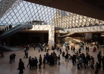 Rapina al Louvre, il museo resta chiuso per tutta la giornata