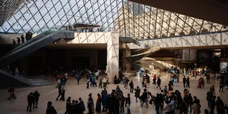 Rapina al Louvre, il museo resta chiuso per tutta la giornata