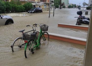 Mareggiate e allagamenti in Romagna, soccorsa una donna disabile