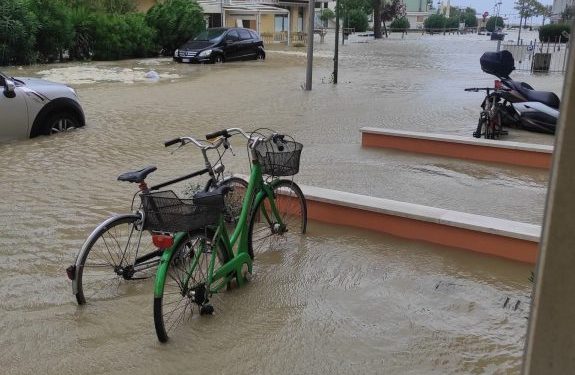 Mareggiate e allagamenti in Romagna, soccorsa una donna disabile