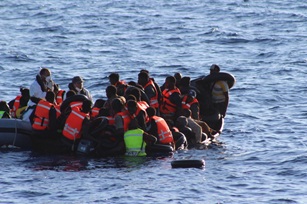 Due migranti morti per le esalazione della barca, altri 14 intossicati trasportati a Lampedusa