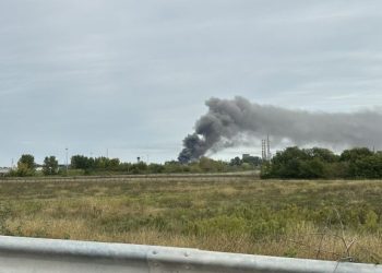 Alta colonna di fumo nero in cielo: scoppia un incendio al petrolchimico di Ravenna