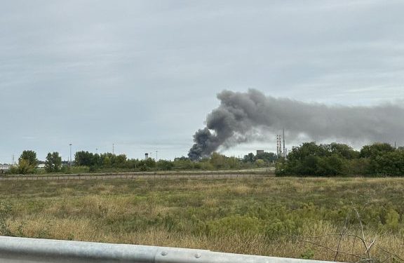 Alta colonna di fumo nero in cielo: scoppia un incendio al petrolchimico di Ravenna