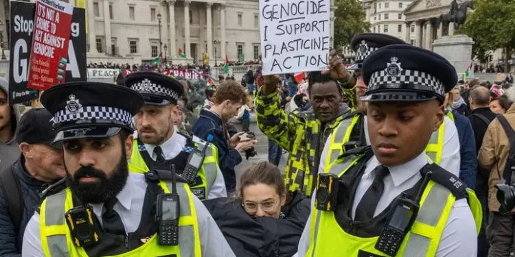 Stretta della polizia britannica sui cortei, limiti a pro-Pal: è dittatura democratica