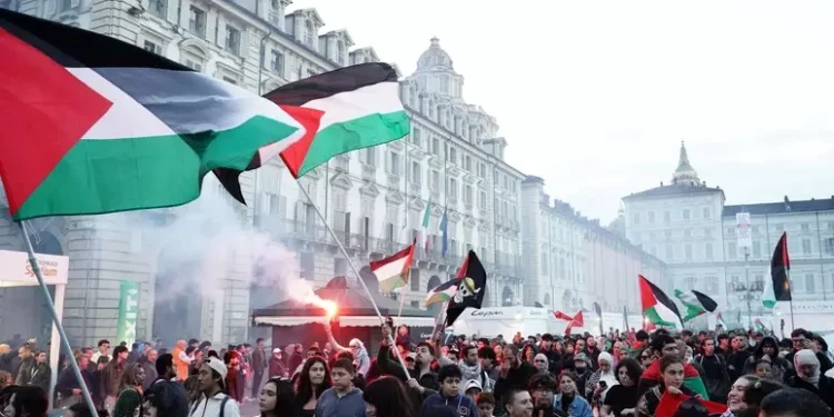 Manifestazione pro Pal a Torino, polizia carica i manifestanti