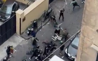 Napoli-Sporting, scontri tra ultras in centro