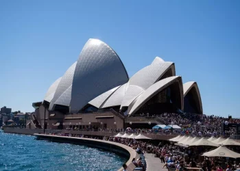 Terrore a Sydney, uomo armato apre il fuoco in strada: 20 feriti