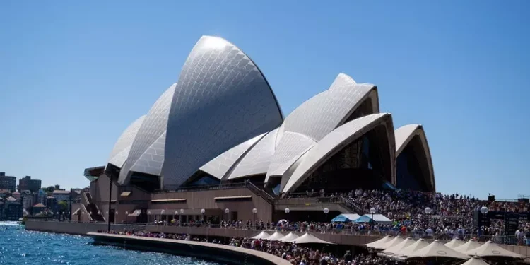 Terrore a Sydney, uomo armato apre il fuoco in strada: 20 feriti